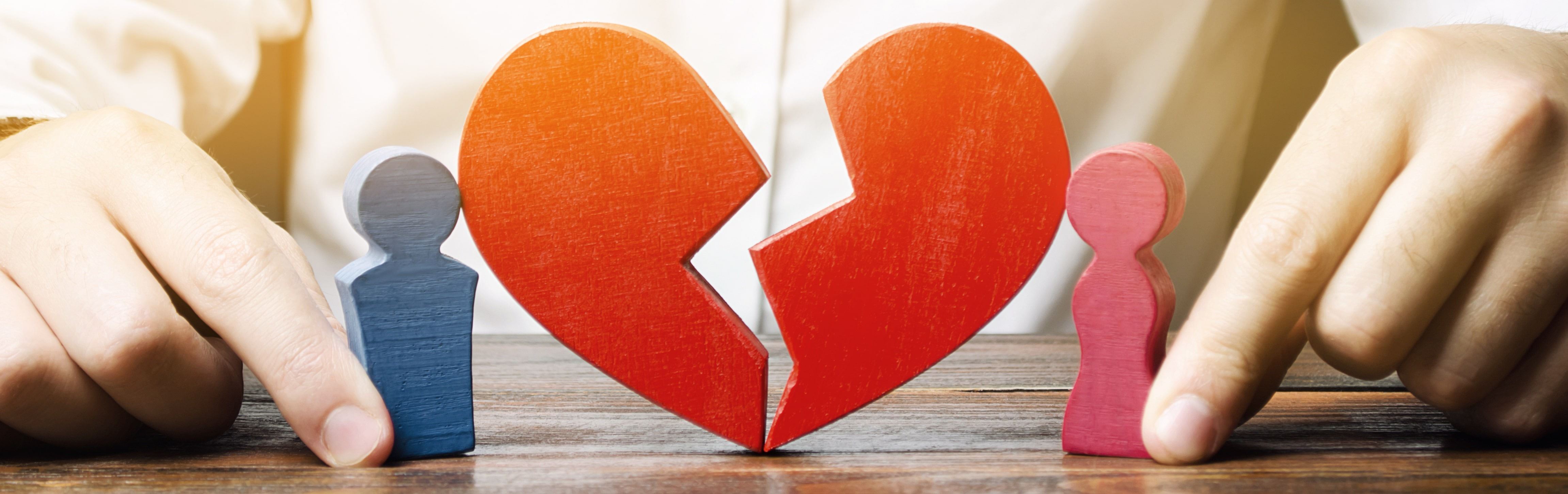 two figurines with a broken heart separating them to symbolize divorce in Fairfax, VA